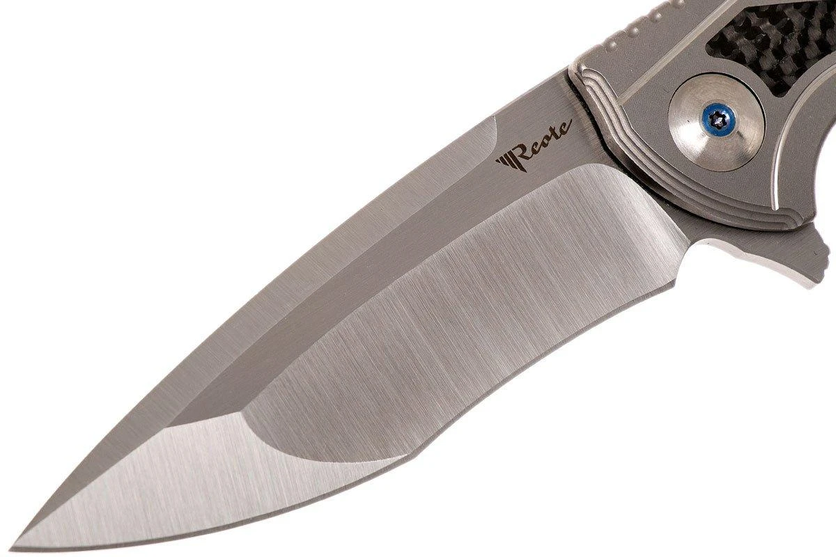 Reate K4 Grey, Carbonfiber Inlay, M390 Satin Finish Couteau De Poche 5 Reate K4 Grey, Carbonfiber Inlay, M390 Satin Finish Couteau De Poche – Image 3