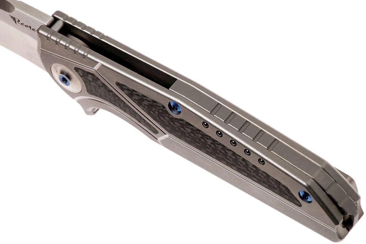 Reate K4 Grey, Carbonfiber Inlay, M390 Satin Finish Couteau De Poche 10 Reate K4 Grey, Carbonfiber Inlay, M390 Satin Finish Couteau De Poche – Image 8