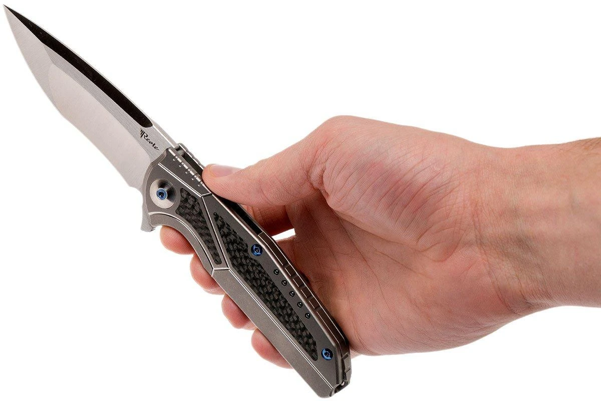 Reate K4 Grey, Carbonfiber Inlay, M390 Satin Finish Couteau De Poche 11 Reate K4 Grey, Carbonfiber Inlay, M390 Satin Finish Couteau De Poche – Image 9